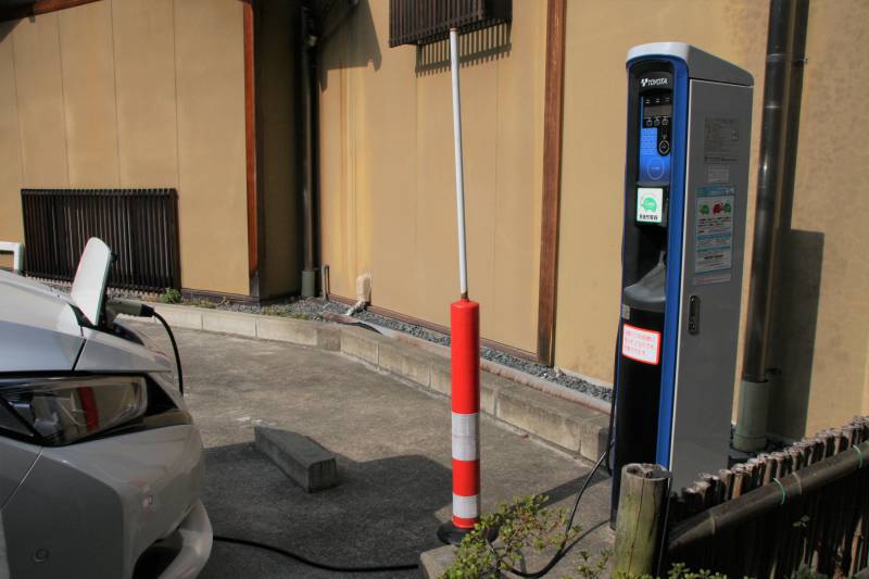 電気自動車充電中